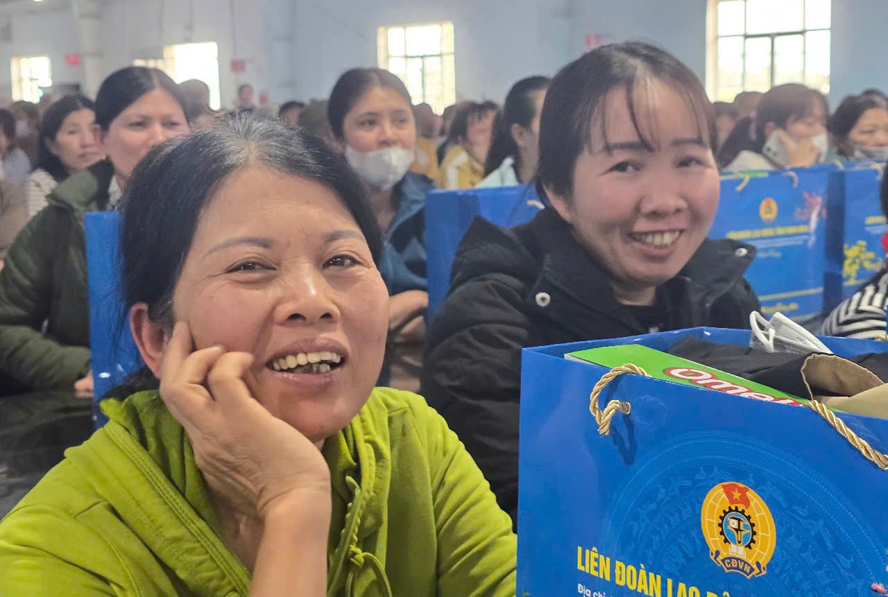 Đoàn viên, CNLĐ vui mừng trước sự quan tâm, sẻ chia của tổ chức Công đoàn. Ảnh: Diệu Anh