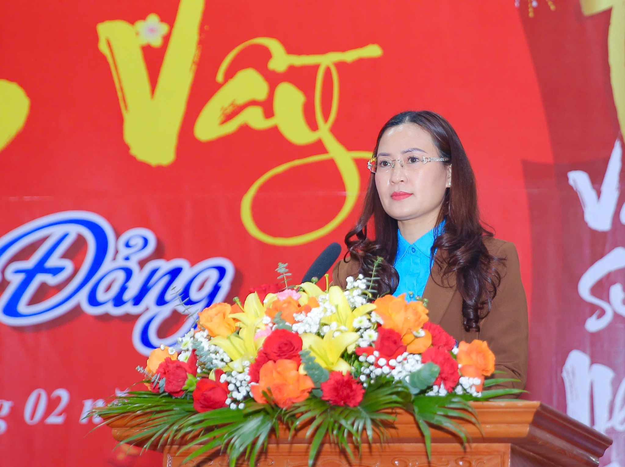 Bà Lê Thị Hoa - Phó chủ tịch LĐLĐ tỉnh Ninh Bình phát biểu và chia sẻ niềm vui với đoàn viên, CNLĐ tại Công ty TNHH sản xuất giày Chung Jye. Ảnh: Diệu Anh