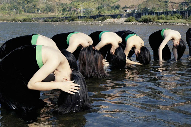 The white Thai hair washing ceremony of the Thai people is a long-standing custom. Photo: Huy Long