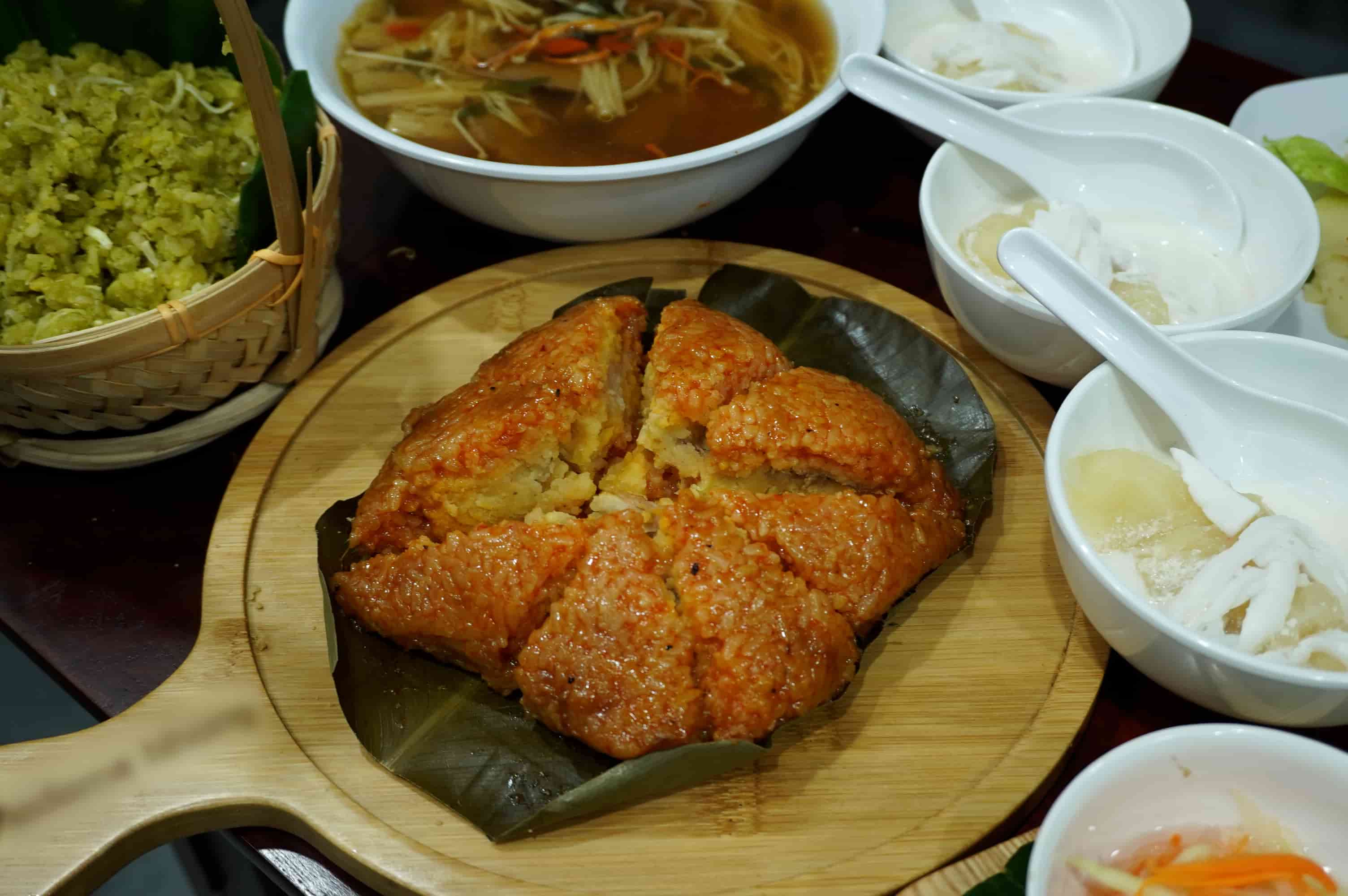 Thêm sắc đỏ từ bánh chưng gấc giúp mâm cỗ thêm bắt mắt, vừa hiện đại lại vẫn đủ đầy vị Tết. Ảnh: Huyền Anh