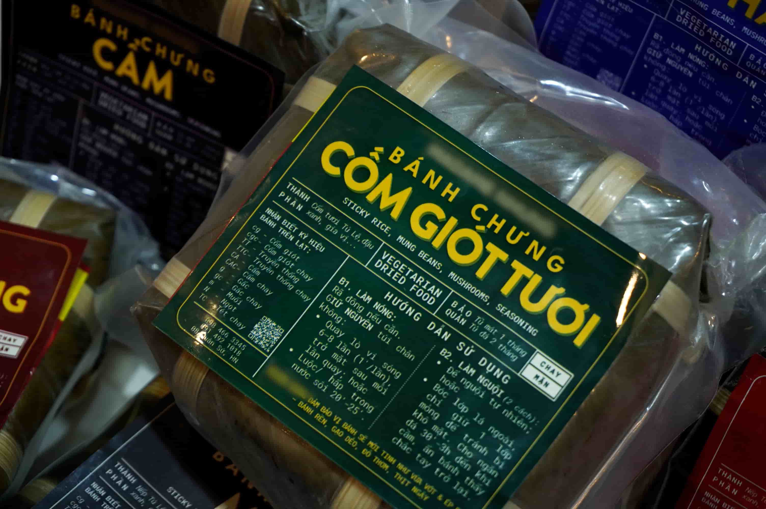 Dòng bánh chưng cốm cũng luôn cháy hàng vì màu xanh tươi và vị dẻo thơm lạ miệng. Ảnh: Huyền Anh