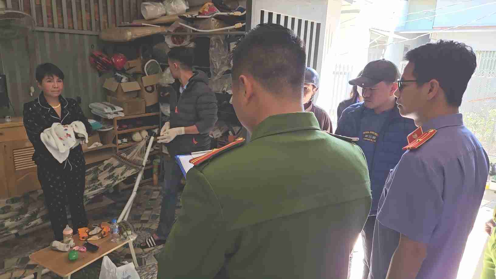 警察は、麻薬の違法売買、使用行為を行ったグループを発見し、処理しました。写真:警察提供