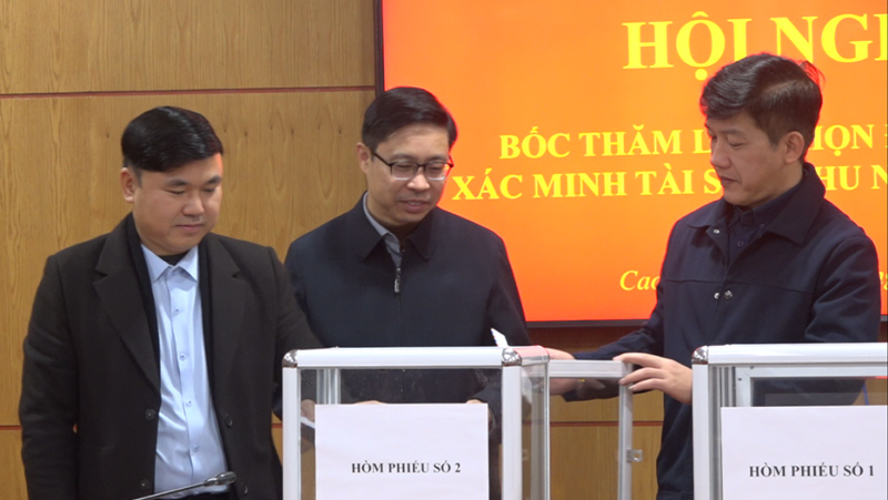 17 funcionarios que trabajan en el Departamento de Propaganda y Asuntos de Masas del Comité del Partido Provincial de Cao Bang verificarán los bienes e ingresos. Foto: Kim Thoa