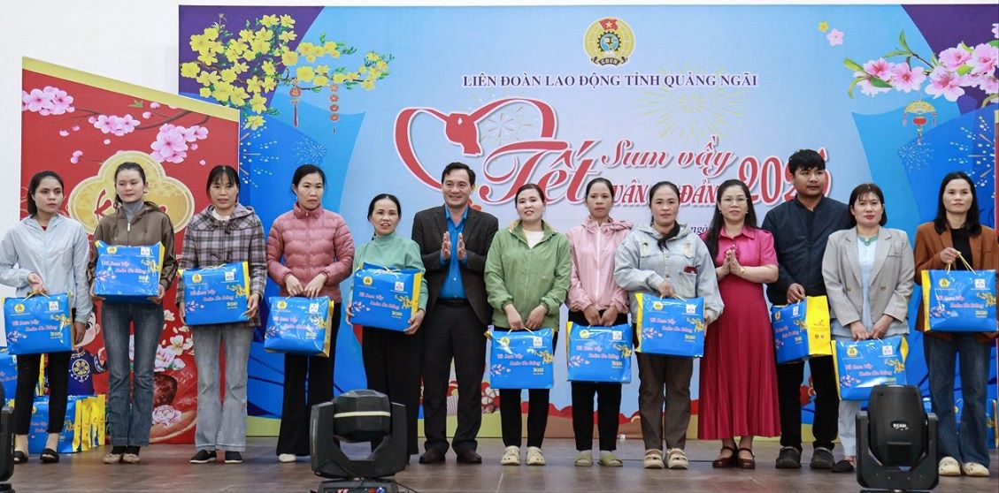 Giving gifts to union members. Photo: Hoang Thanh