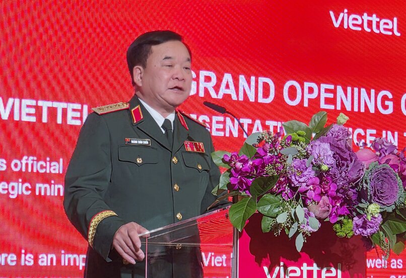 Senior Lieutenant General Hoang Xuan Chien - Member of the Standing Committee of the Central Military Commission, Deputy Minister of National Defense spoke at the opening ceremony of the Representative Office of the Military Industry - Telecommunications Group (Viettel) in Singapore. Photo: Ministry of National Defense