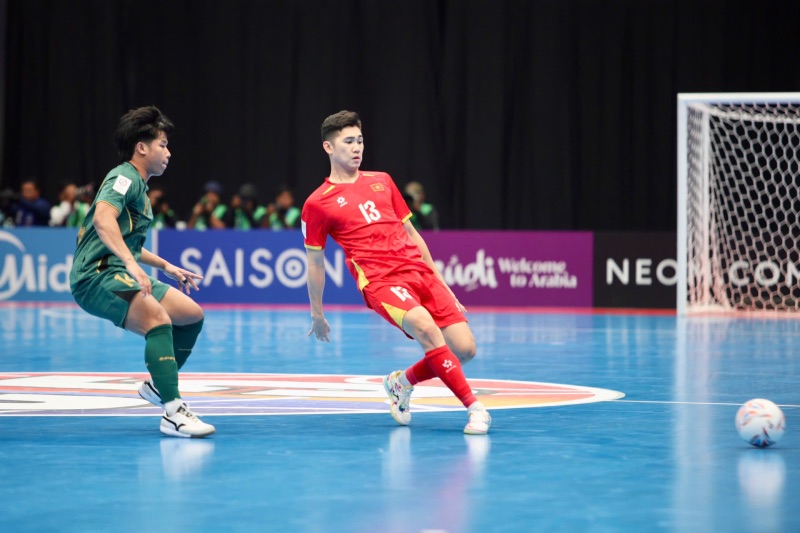 Tuyển futsal Indonesia (áo xanh) tự tin đấu tuyển futsal Nhật Bản sau khi lần đầu tiên giành quyền vào bán kết giải châu Á. Ảnh: Phan Hồng