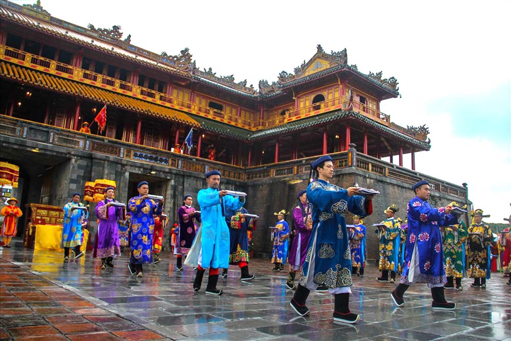 Recreating Ban Soc festival - Nguyen Dynasty calendar distribution. Photo: Phuc Dat.