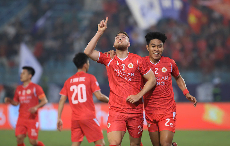 Hugo Gomes ghi bàn gỡ hòa cho Công an Hà Nội. Ảnh: Minh Dân