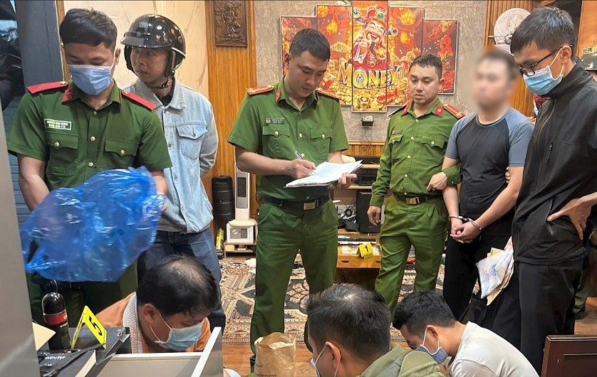 Police raided the residence of N.H. S (30 years old), in Cam Thanh ward. Photo: MINH CHAU