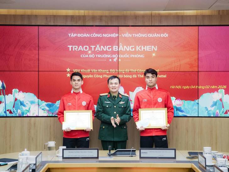 Players Khuat Van Khang and Nguyen Cong Phuong were honored to receive certificates of merit from the Minister of National Defense. Photo: The Cong - Viettel