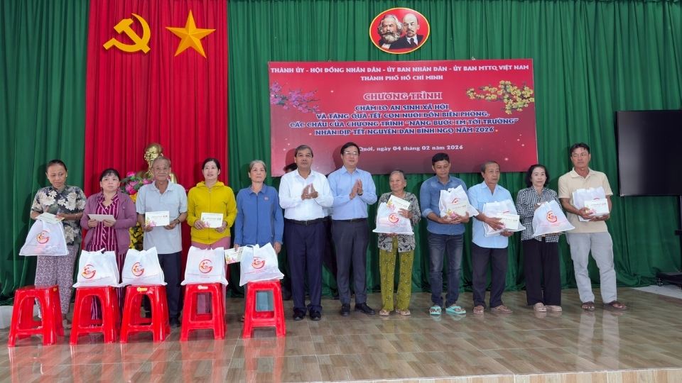 Standing Deputy Secretary of the Ho Chi Minh City Party Committee Le Quoc Phong and leaders of Vinh Long province present Tet gifts of Binh Ngo 2026 to difficult households in Phu Quoi commune. Photo: Hoang Loc