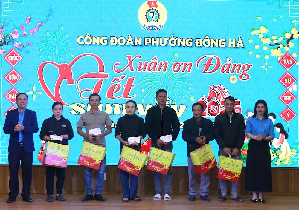 Những phần quà thiết thực đến tay người lao động dịp Tết Nguyên đán 2026. Ảnh: Hàn Nguyên