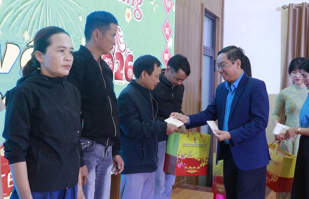 At the Tet Sum vay program, Mr. Nguyen The Lap - Chairman of the Quang Tri Provincial Labor Federation presented gifts to workers. Photo: Han Nguyen