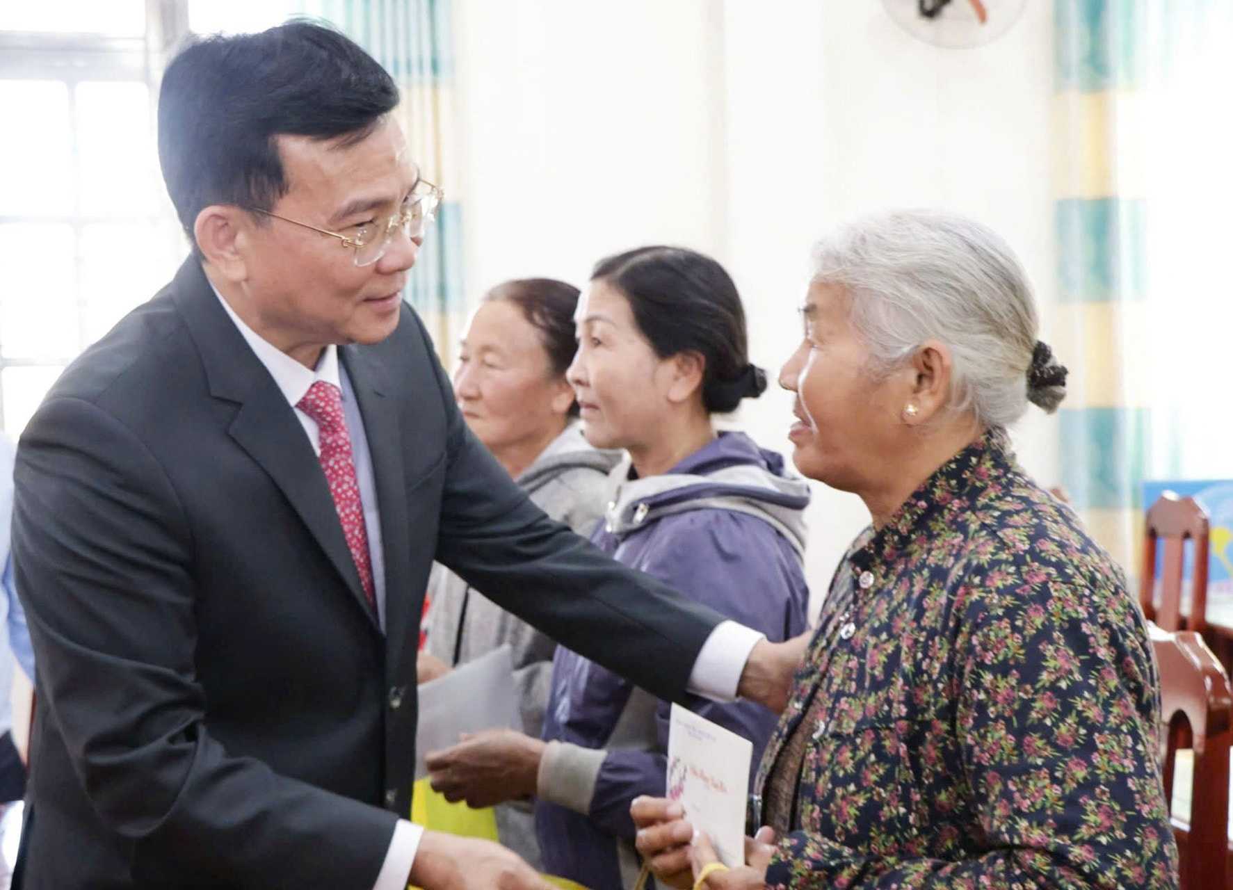 Chủ tịch UBND tỉnh Lâm Đồng Hồ Văn Mười tặng quà động viên bà con nhân dân xã D'ran. Ảnh: Nguyễn Lương 