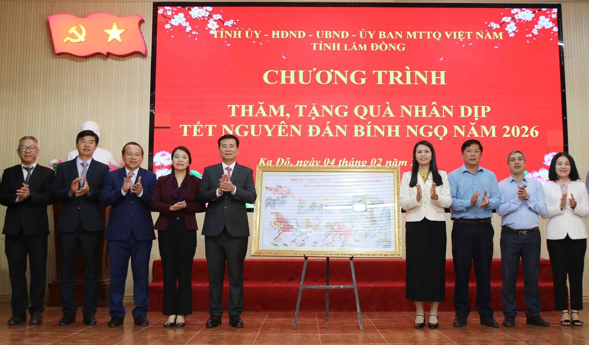 Chủ tịch UBND tỉnh Lâm Đồng Hồ Văn Mười tặng quà, chúc Tết đảng bộ, chính quyền xã Ka Đô. Ảnh: Nguyễn Lương 