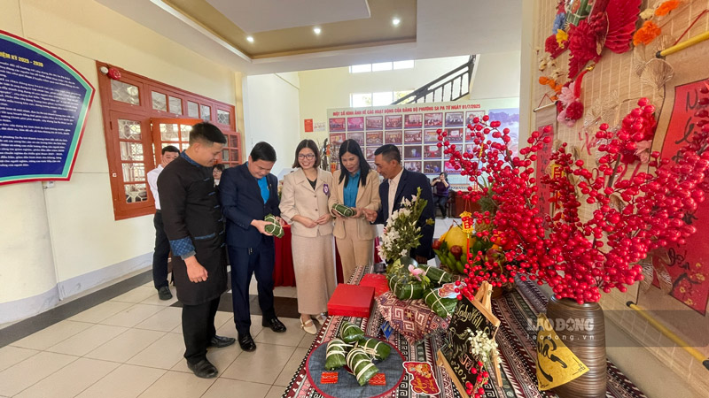 Gói bánh chưng góp phần tạo không khí Tết. Ảnh: Đinh Đại