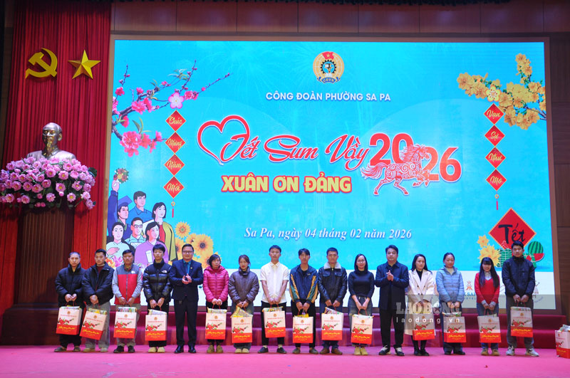 Trao quà cho người lao động có hoàn cảnh khó khăn. Ảnh: Đinh Đại