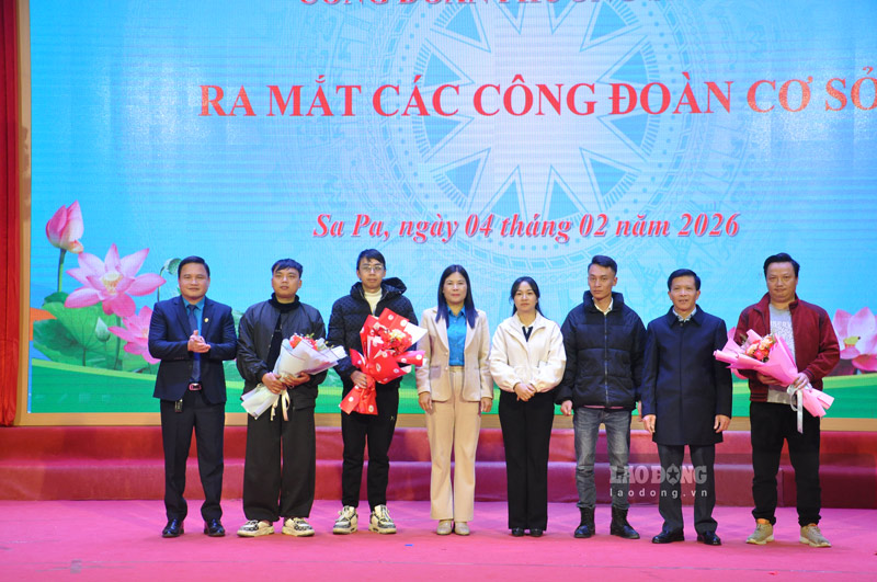 Trao quyết định thành lập công đoàn cơ sở. Ảnh: Đinh Đại