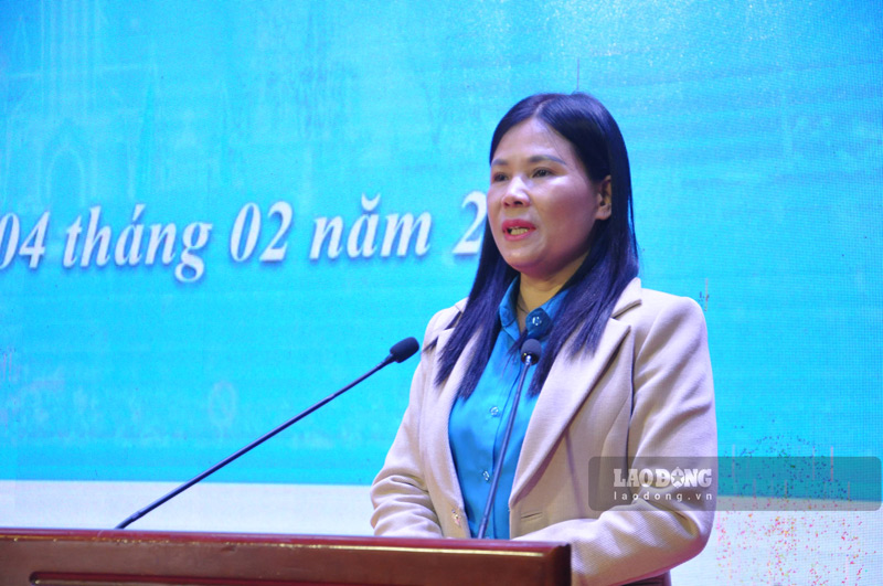 Bà Nguyễn Thị Bích Nhiệm – Chủ tịch Liên đoàn Lao động tỉnh Lào Cai đánh giá cao hoạt động của công đoàn Sa Pa. Ảnh: Đinh Đại