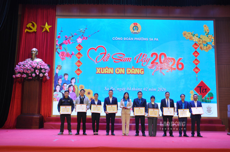 Khen thưởng cá nhân, tập thể. Ảnh: Đinh Đại