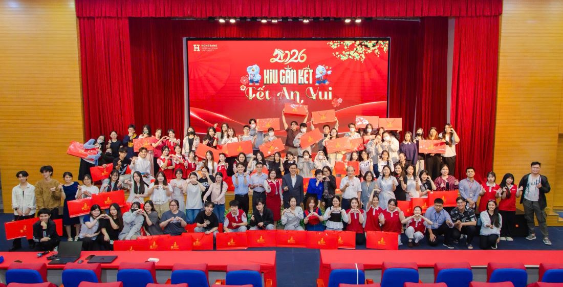 Students of Hong Bang International University receive Tet gifts. Photo: Lan Phuong