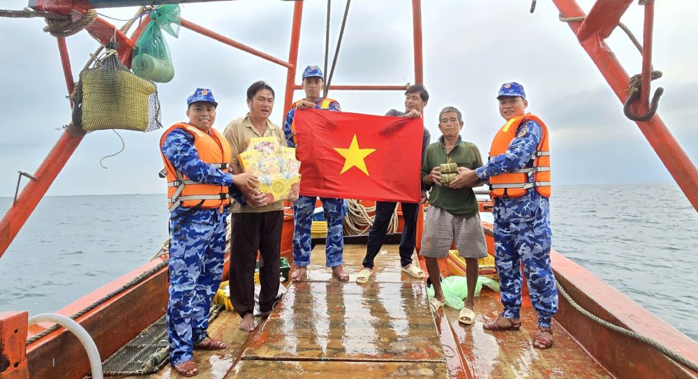 Những phần quà Tết giản dị nhưng thấm đượm nghĩa tình quân - dân. Ảnh: BTL Vùng CSB4