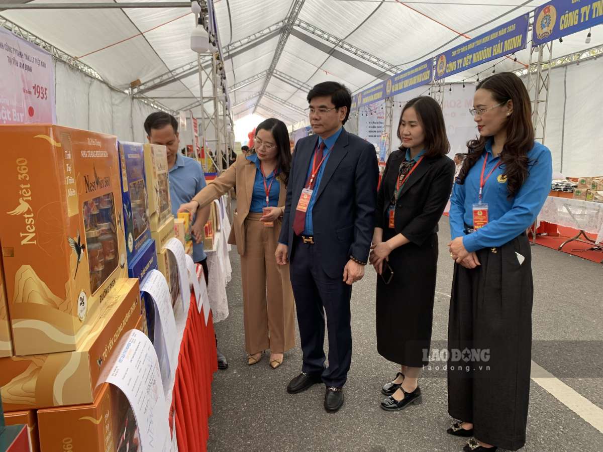 Các đại biểu tham quan gian hàng tại chợ Tết Công đoàn. Ảnh: Lương Hà