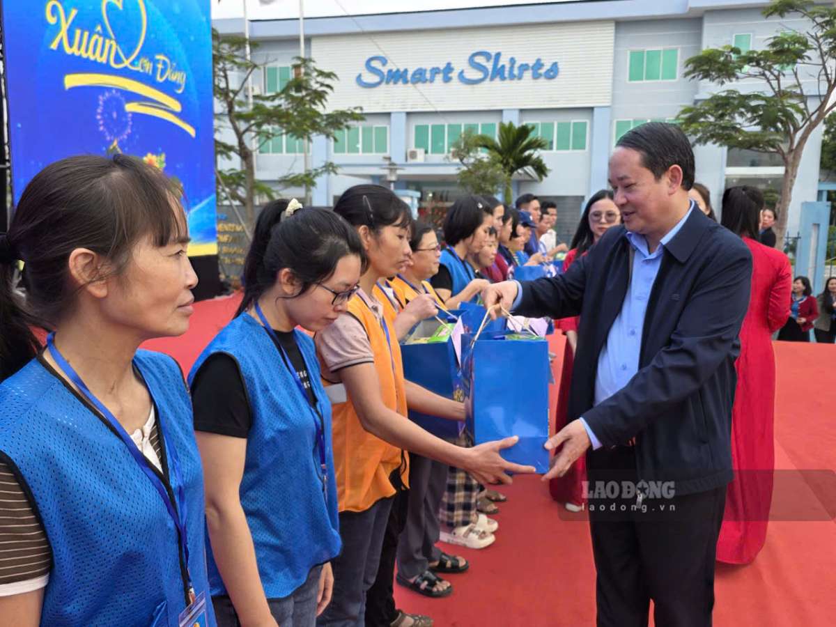 Mr. Mai Van Tuat - Deputy Secretary of Ninh Binh Provincial Party Committee, Chairman of the Provincial Vietnam Fatherland Front Committee presents Tet gifts to union members and workers. Photo: Luong Ha