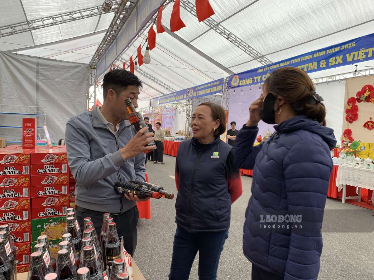 Đoàn viên, người lao động tham quan, mua sắm tại Chợ Tết Công đoàn - Xuân 2026. Ảnh: Lương Hà