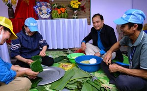Workers excitedly participate in the Chung cake wrapping contest at Tet Sum vay
