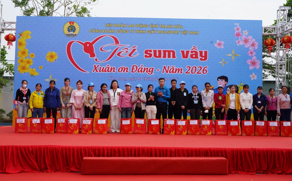 Trao quà Tết đến đoàn viên, người lao động có hoàn cảnh khó khăn. Ảnh: Quách Du