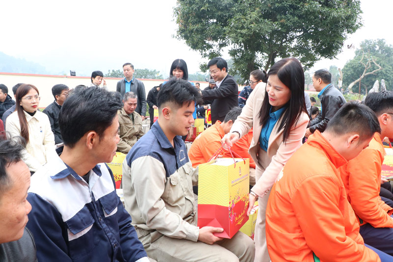 Chủ tịch Liên đoàn Lao động tỉnh Lào Cai Nguyễn Thị Bích Nhiệm trao quà cho đoàn viên, người lao động. Ảnh: Mạnh Hùng