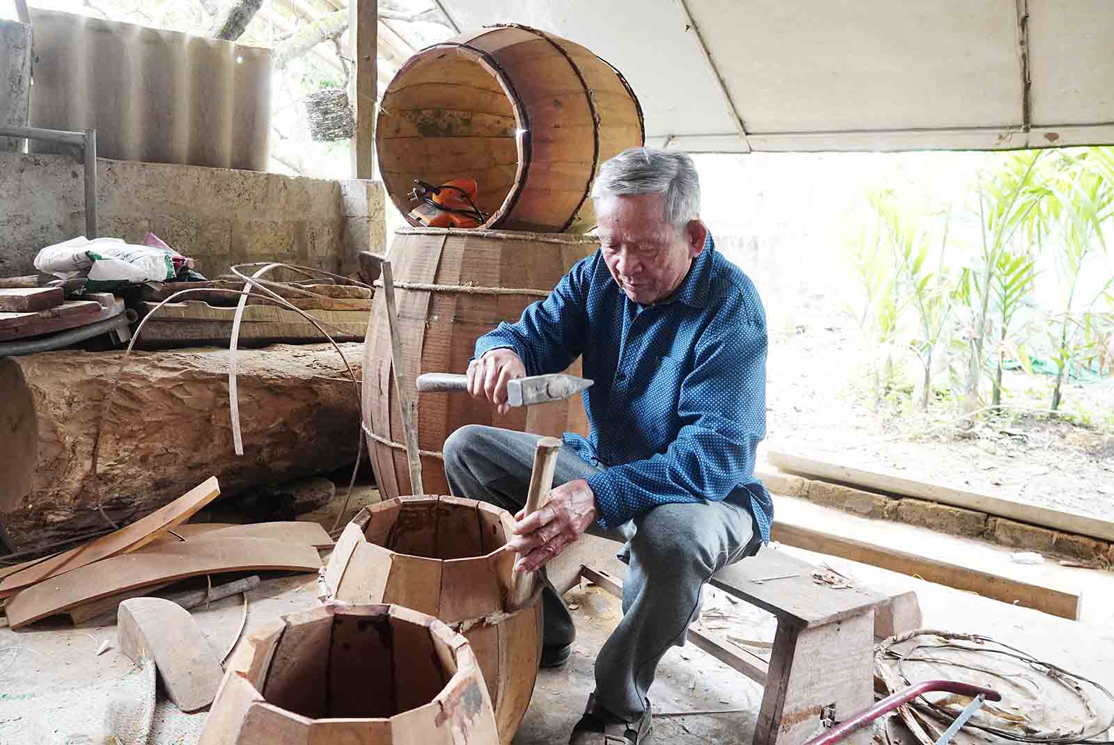 82歳のチャンさんは、今も太鼓作りの仕事に熱心に取り組んでいます。写真:チャン・トゥアン