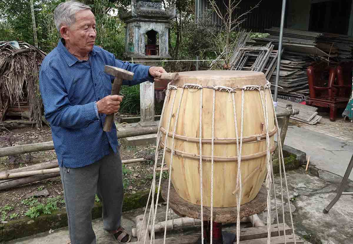 Công đoạn căng da bò bịt trống. Ảnh: Trần Tuấn.