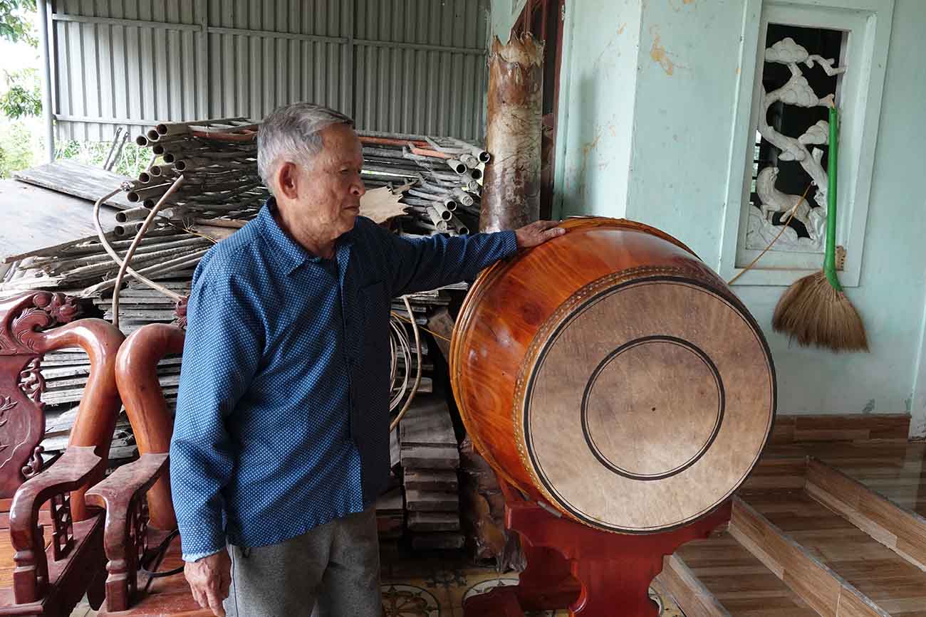 Ông Trăn bên chiếc trống mới hoàn thành. Ảnh: Trần Tuấn.