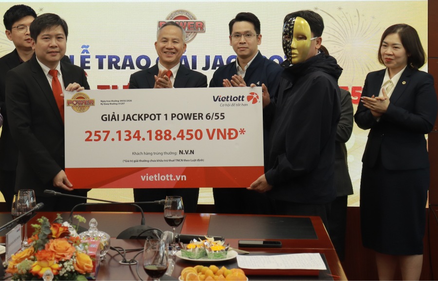 Mr. N.V.N receives the Jackpot 1 prize of the Power 6/55 self-selected lottery with a prize value of over 257 billion VND. Photo: Vietlott