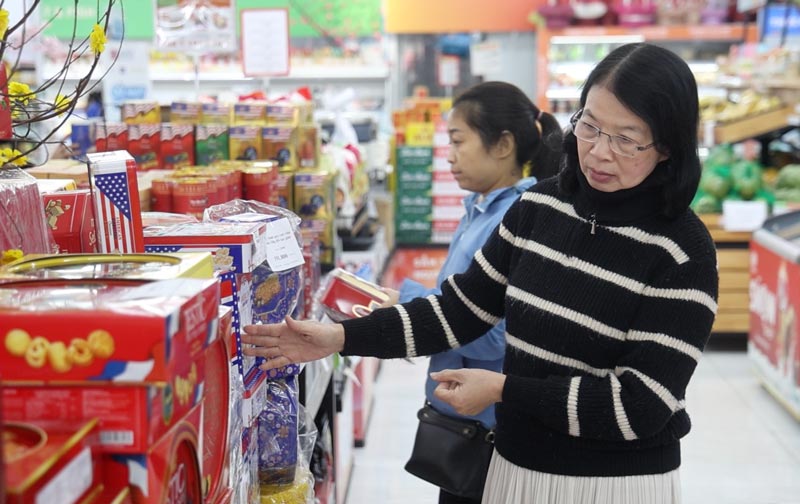Tet goods in supermarkets are ready to be on shelves to serve people's shopping needs. Photo: Viet Anh