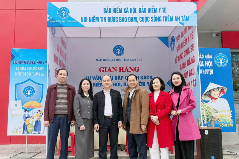 Lãnh đạo Bảo hiểm xã hội tỉnh tham quan gian hàng tư vấn. Ảnh: Kim Tuyến