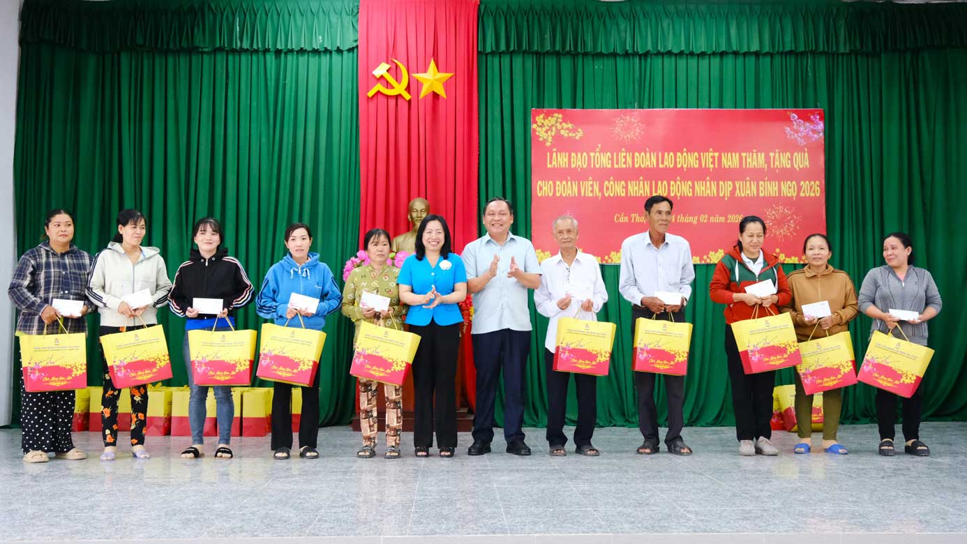 Bà Thái Thu Xương - và ông Lê Công Lý - Trưởng Ban - trao quà cho công nhân, gia đình chính sách. Ảnh: Mỹ Ly