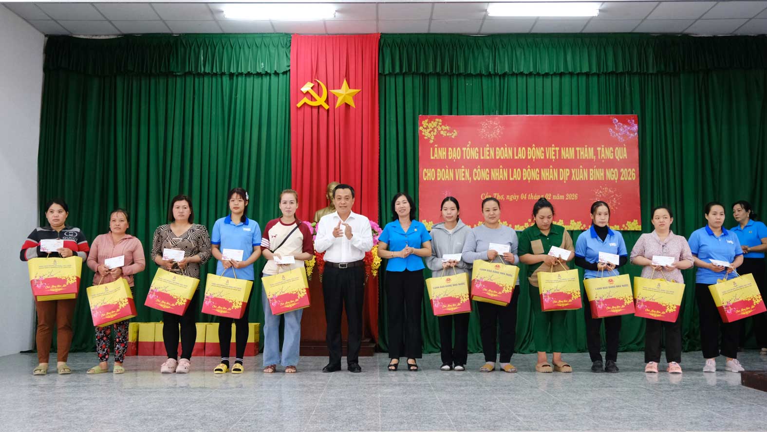 Ban tổ chức trao quà cho đoàn viên, công nhân, gia đình chính sách. Ảnh: Mỹ Ly