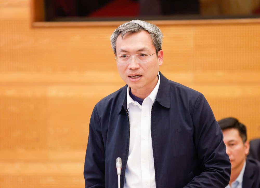 El general de división Nguyen Quoc Toan - Jefe de la Oficina del Ministerio, portavoz del Ministerio de Seguridad Pública - informa sobre el tema de garantizar la seguridad y el orden, la seguridad vial durante el Tet. Foto: Tran Vuong