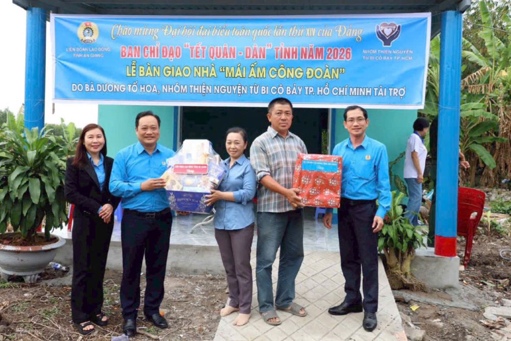 LĐLĐ tỉnh vận động mạnh thường quân hỗ trợ xây dựng 4 căn nhà “Mái ấm Công đoàn” trong chương trình Tết Quân dân. Ảnh: LĐLĐ An Giang