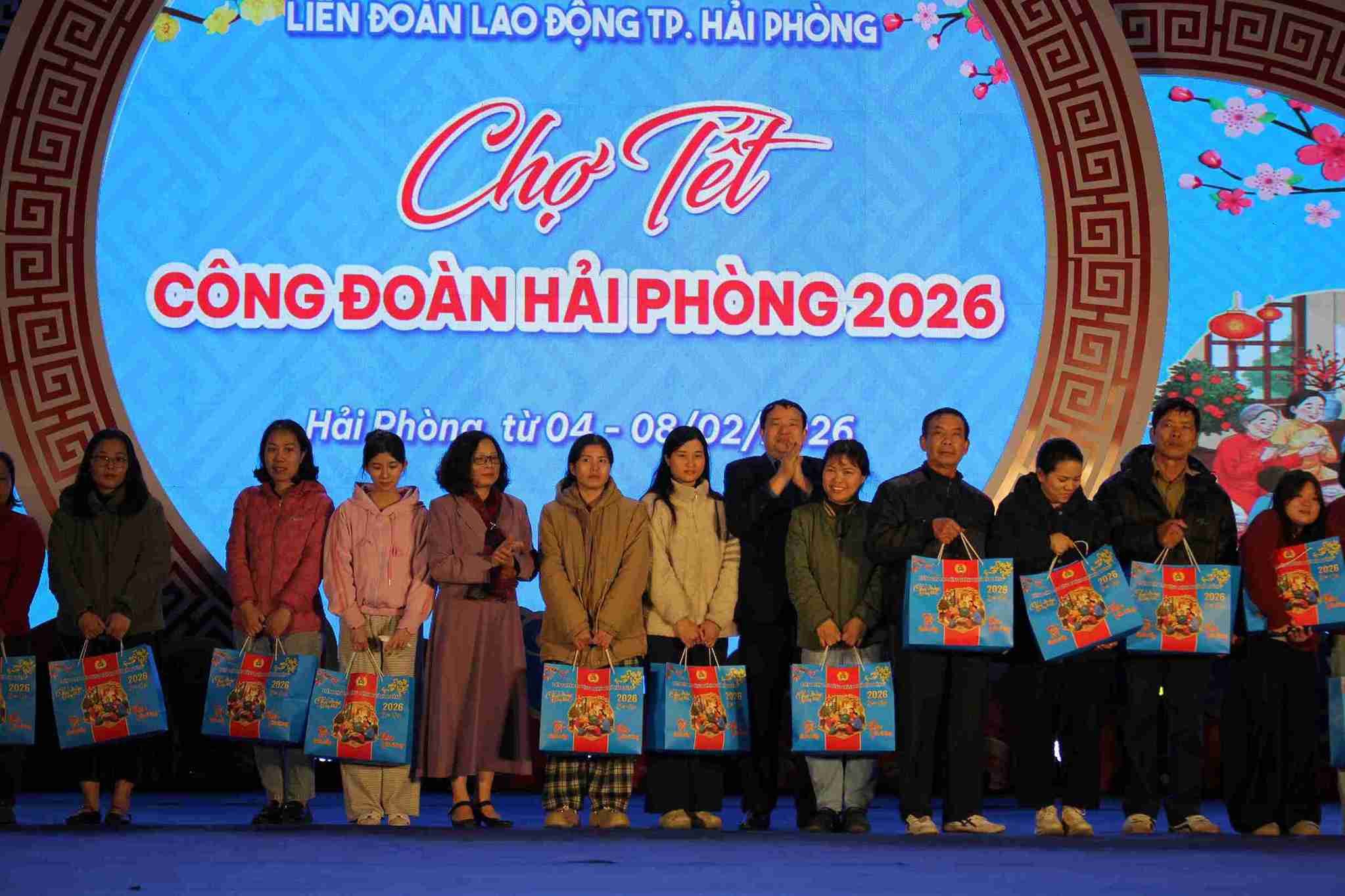 Les travailleurs reçoivent des cadeaux des dirigeants de la Fédération du travail de la ville de Hai Phong au marché du Têt syndical, 2e session Photo: Mai Huong