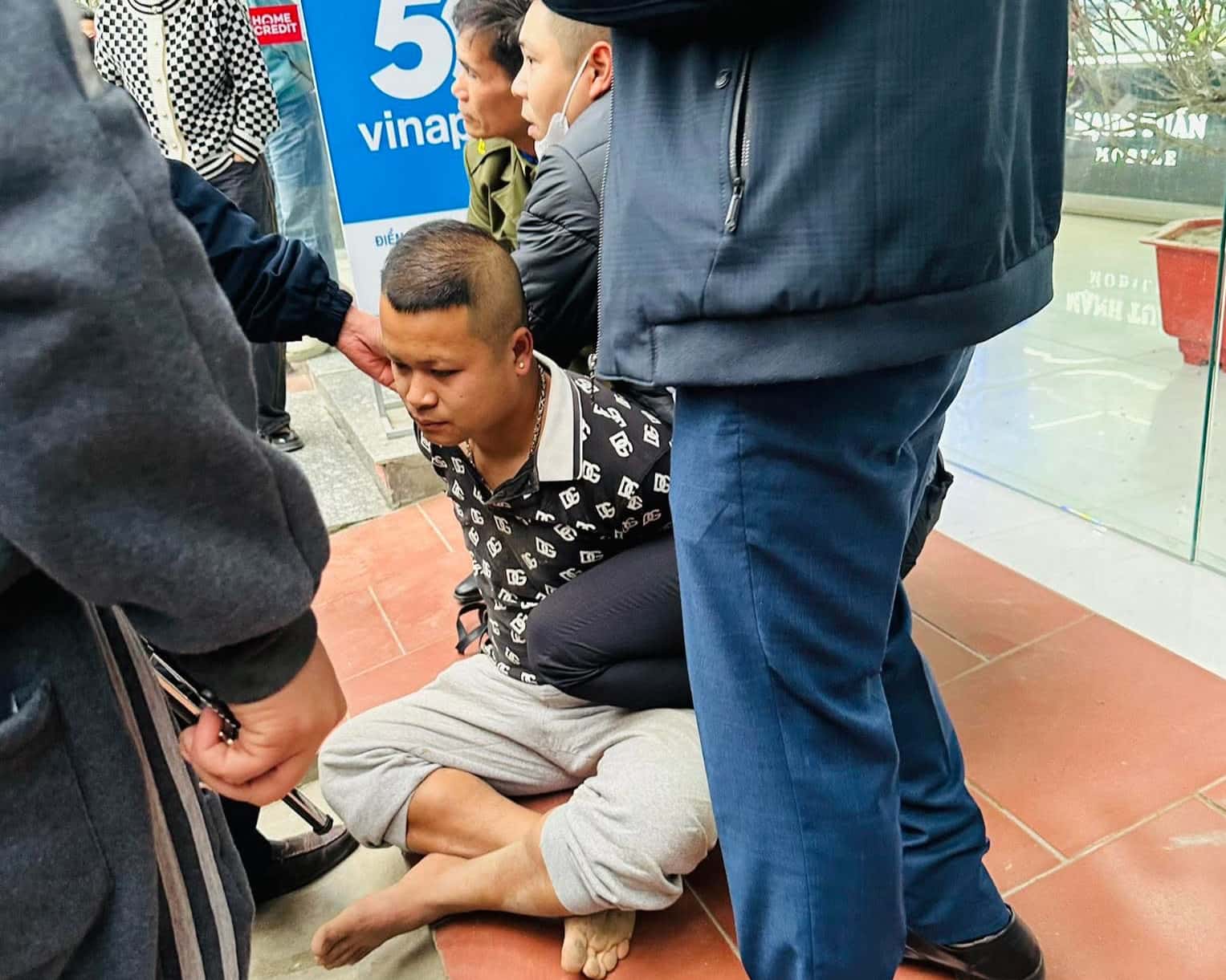 Một trong hai nghi phạm bị bắt giữ ngay khi vừa ra khỏi ngân hàng. Ảnh: NDCC.