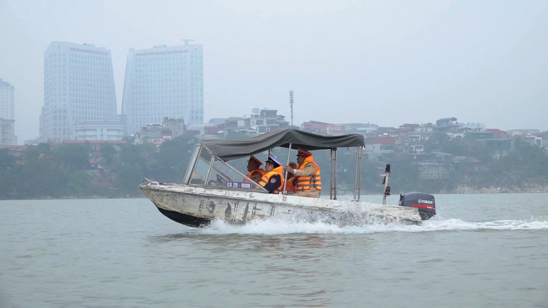 Narrow channel, reduced visibility, Hanoi waterway traffic police proactively protect transport routes