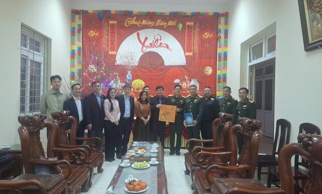 Leaders of the Vietnam General Confederation of Labor visit and present Tet gifts to officers and soldiers of Regiment 36. Photo: Minh Nguyen