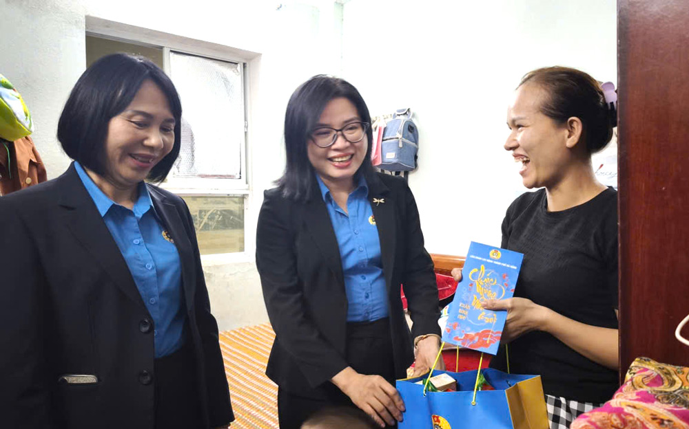 Leaders of Da Nang City Trade Union present gifts to union members at Hoa Cam Workers' Housing Area. Photo: Tuong Minh