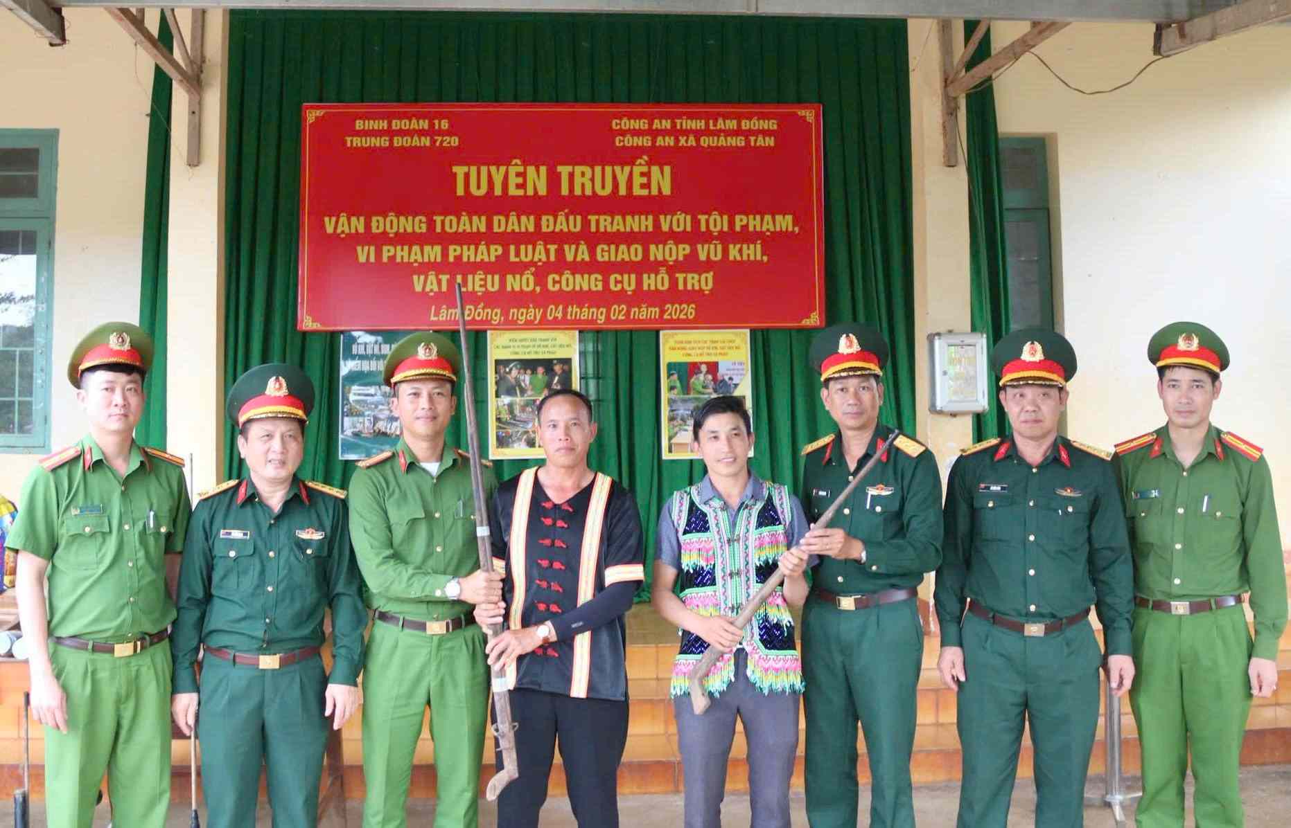 Cơ quan chức năng kêu gọi nhân dân nâng cao ý thức chấp hành pháp luật, tích cực tham gia tố giác tội phạm và tự giác giao nộp các loại vũ khí, vật liệu nổ, công cụ hỗ trợ theo quy định. Ảnh: Ngọc Mai