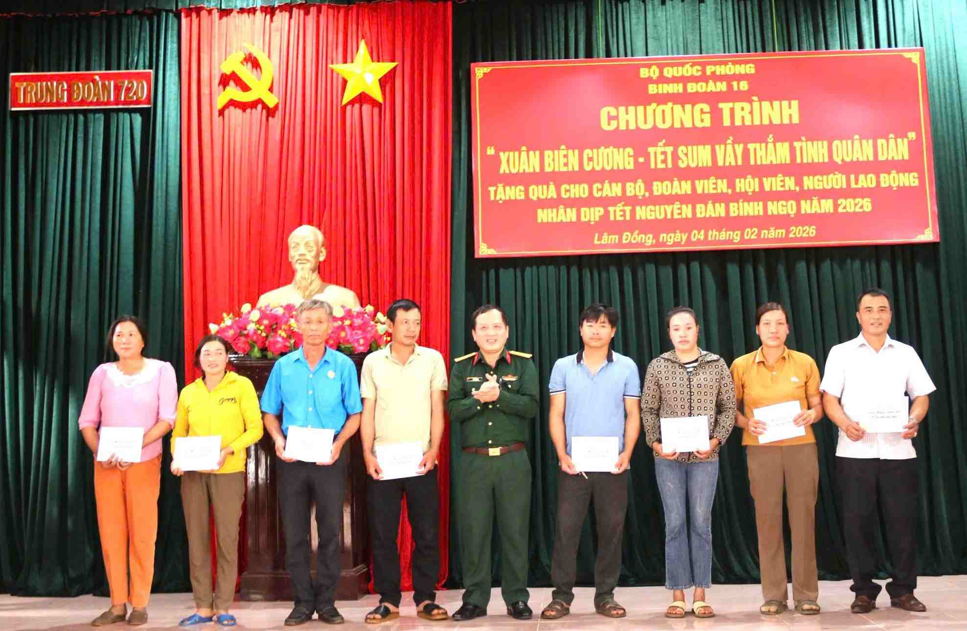 Corps 16 organizes the program "Border Spring - Tet reunion imbued with military sentiment" in Quang Tan commune, Lam Dong province. Photo: Ngoc Mai