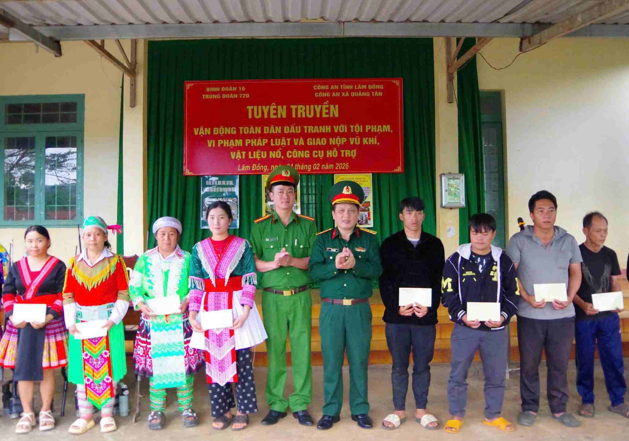 Đại diện các đơn vị trao 20 suất quà tặng cho các hộ gia đình có hoàn cảnh khó khăn trên địa bàn xã Quảng Tân. Ảnh: Ngọc Mai